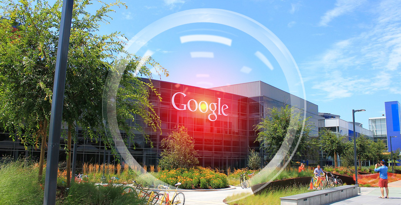 Google Plex mit Auge von HAL9000