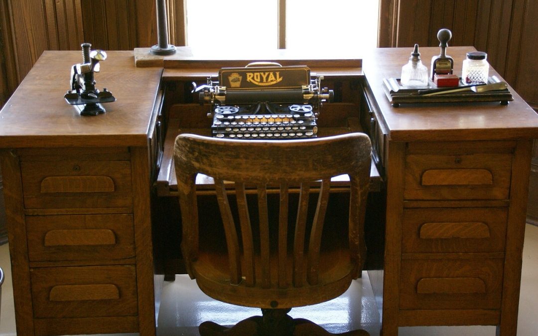 Schreibtisch und Schreibmaschine